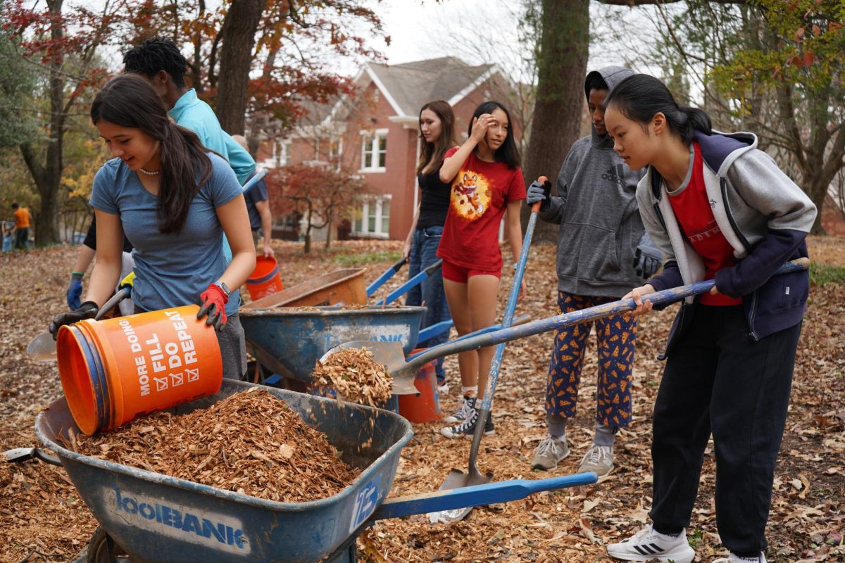 Students work together to beautify the campus on the day before Thanksgiving Break. Photo Courtesy of Grace Garrett.
