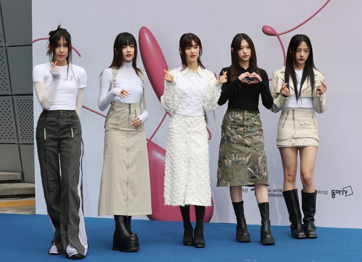 NewJeans pose for pictures at Seoul Fashion Week
Photo by Yonhap News