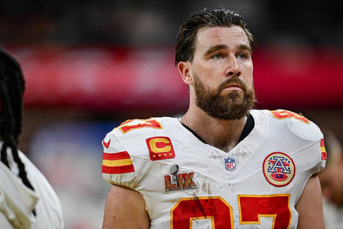 In between game segments, football fans switched from watch-
ing Travis Kelce to multimillion dollar commercials.
Photo by Tammy Ljungblad/The Kansas City Star